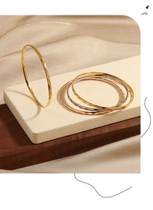 Détail de bracelets rhomboïdaux de 3mm en or, argent et or rose sur tissu de luxe