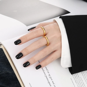 Bagues minimalistes en acier titane plaqué or avec texture pointillée pour femme
