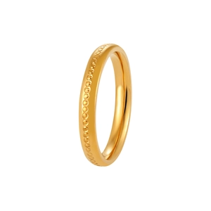 Bague minimaliste en acier titane plaqué or avec bordure perlée sur fond blanc