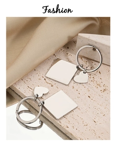 Pendentifs en acier inoxydable poli en forme de cœur sur pierre avec soie