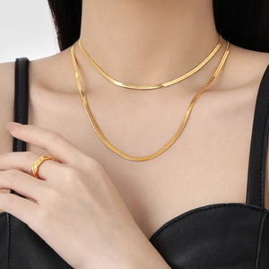Colliers maille serpent dorée minimalistes et bague à motif matelassé pour femmes chic