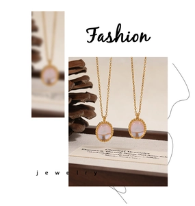 Detalle de un collar dorado vintage con colgante ovalado de piedra rosa y cadena fina