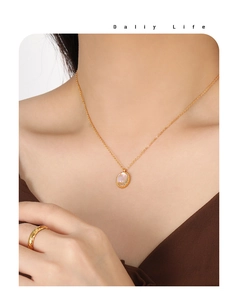 Vista de detalle de collar con colgante de piedra de luna y anillo de onda en modelo