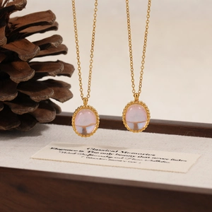 Collar minimalista de acero de titanio dorado con piedra de luna ovalada y dije de árbol clásico