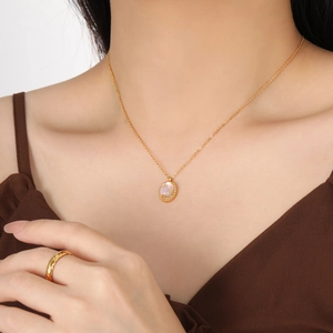 Conjunto de collar con colgante de piedra lunar ovalada y anillo de oro trenzado para mujer