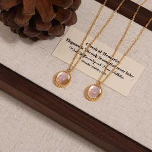 Elegante collar de acero de titanio dorado con colgante ovalado de piedra de luna