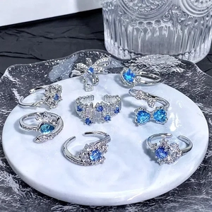 Ensemble de 8 bagues de luxe argentées avec zircon bleu et motifs de nœuds élégants