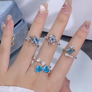 Bagues en argent avec zircon bleu mer et cristaux étincelants sur main de femme