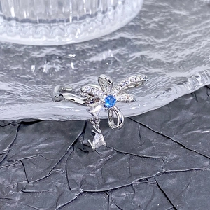 Bague nœud en argent avec zircon bleu étincelant et pendentif en cristal en forme de poire