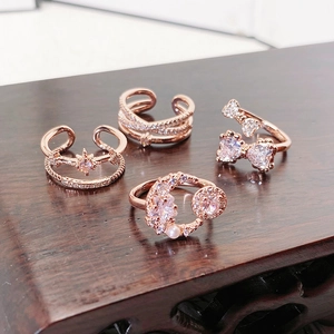 Anelli sovrapponibili in oro rosa con motivi a stella e luna e zirconi brillanti