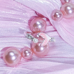 Bague queue de poisson avec émail rose, perle et zircon sur un tissu soyeux