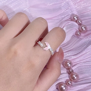 Vue détaillée de la bague queue de poisson en émail rose avec perles et zircon