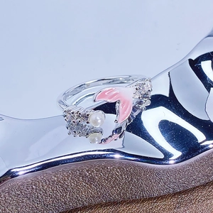 Macro détaillée de la bague queue de sirène en émail rose avec perle et oxyde de zirconium
