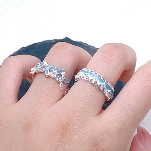 Bagues réglables avec fleur en émail bleu, papillon et perles en argent poli