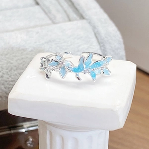 Détails de la bague ajustable en argent avec fleurs en émail bleu et paillettes