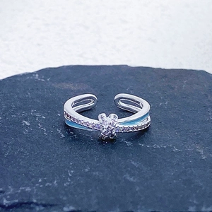 Détails de la bague fleur en émail bleu mer avec incrustation de zircons et design croisé