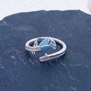 Détail d'une bague tulipe en émail bleu avec oxydes de zirconium sur anneau argenté