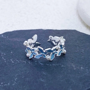 Détails de la bague papillon en émail bleu clair ornée de petites perles blanches