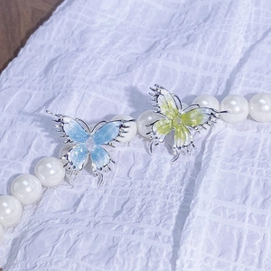 Bague ajustable papillon en émail bleu et vert avec des détails étincelants fins