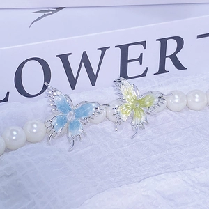 Bague ouverte papillon en émail bleu et jaune avec une finition argentée élégante