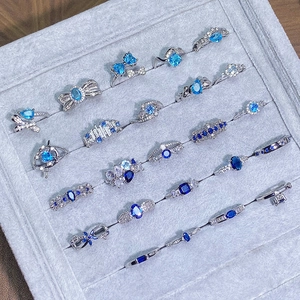 Set di anelli d'argento regolabili con zirconi blu in varie forme eleganti