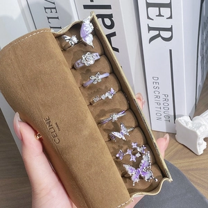 Set di anelli con farfalla e fiori in smalto viola presentati in una custodia di camoscio