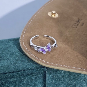 Dettaglio macro di un anello regolabile in argento con farfalla sfumata viola