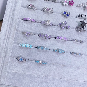 Blumen-Emaille-Ringset in Silberoptik mit bunten Blüten-Designs und Kristalldetails