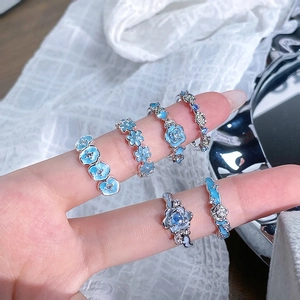 Elegantes Set aus blauen Emaille-Blumenringen mit Silbermetall und Kristallakzenten