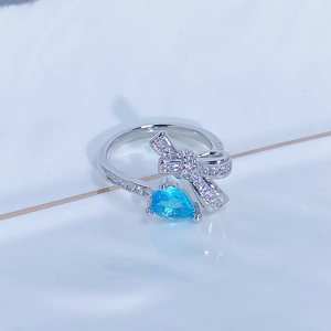 Dettaglio dell'anello regolabile in argento con zircone blu mare a forma di pera