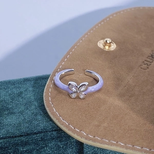 Dettaglio macro dell'anello a farfalla in smalto viola con strass scintillanti
