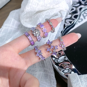 Blumen-Ring-Set in Lila mit Emaille und Kristallen, sechs minimalistische Silberdesigns