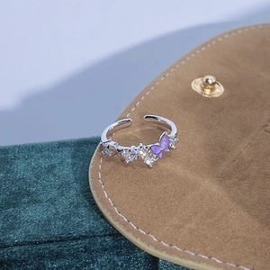 Dettaglio di un anello d'argento con una farfalla in smalto viola e piccoli zirconi lucidi