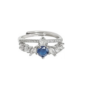 Elegante anello aperto in argento con gemma blu tonda e pietre di zircone su bianco