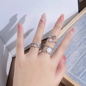 Silbernes Zirkon Mondstein Ring-Set mit unregelmäßigen Herz- und Schneeflockenmustern