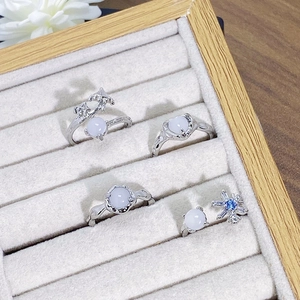 Silberne offene Ringe mit Mondstein und Herz-Schneeflocken-Design auf Samttablett