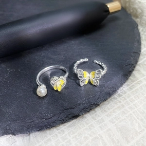 Silbernes Schmetterling-Ring-Set mit gelber Emaille und eleganten Perlenbesatz