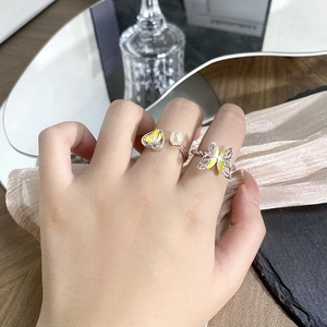Verstellbares Schmetterling-Ring-Set in Silber mit gelber Emaille und weißer Perle