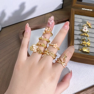 Ensemble de bagues vintage à fleurs et papillons en émail doré pour femmes