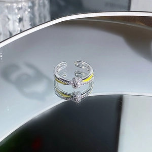 Makrodetail eines verstellbaren Silberrings mit gelbem Emaille und funkelndem Zirkon-Pavé