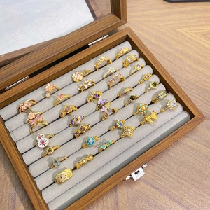 Collection de bagues fleurs et papillons en émail rétro dans un coffret en bois