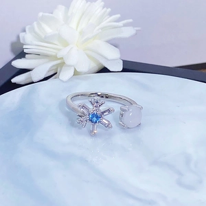 Detailansicht eines silbernen Schneeflocken-Rings mit Zirkonia und Mondstein-Akzent