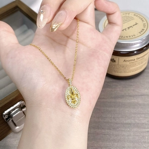 Französische Vintage-Goldkette mit Fleur-de-lis-Ovalanhänger und weißen Kristallakzenten