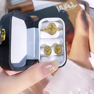 Französisches Vintage Iris Schmuckset mit goldenem Ring und Blumenohrringen in Box