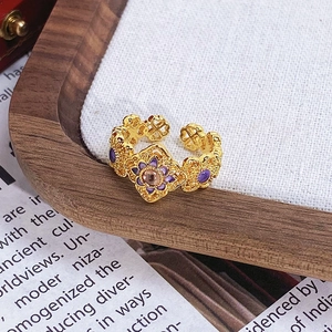 Détail de la bague fleur rétro avec ambre et émail violet sur métal doré