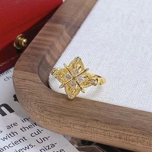 Détail macro d'une bague étoile dorée vintage avec cristaux blancs et filigranes fins