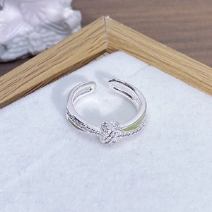 Dettaglio dell'anello regolabile argento con smalto verde e zirconi luminosi