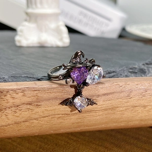 Détail de bague gothique avec zircon cœur violet et éléments d'ailes de chauve-souris
