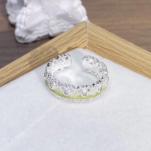 Dettaglio dell'anello a corona in argento con smalto verde e zirconi in portagioielli