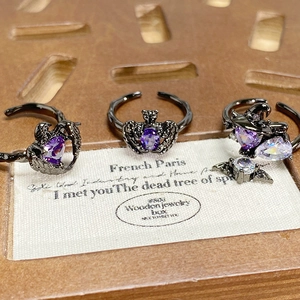 Vue détaillée de bagues gothiques vintage avec cristaux violets et anneaux ajustables